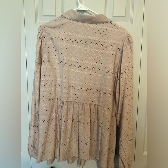 NWT Torrid Blouse 3XL Eyelet Button Up Long Sleeve Shirt Lightweight Casual - Picture 5 of 7